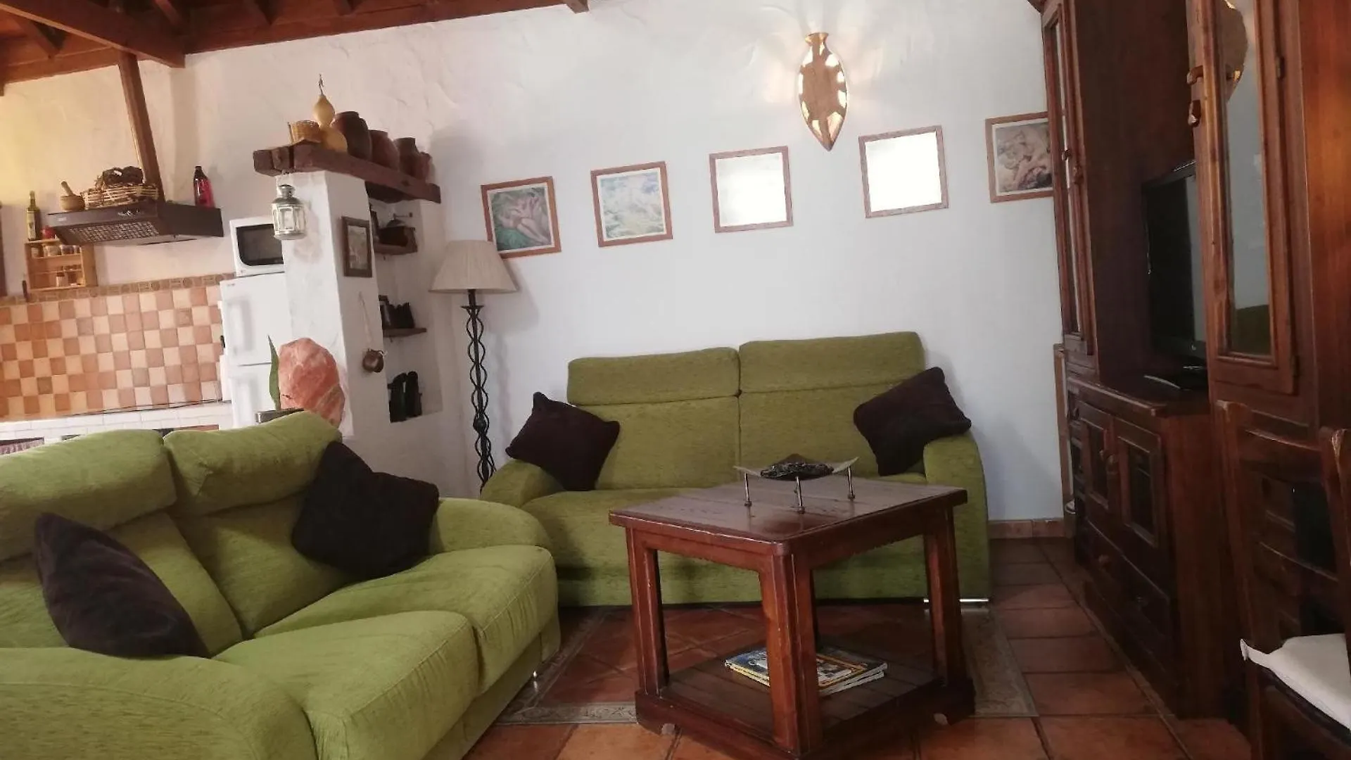 Holiday home Kanarisches Haus Mit Terrasse, Whirlpool Und Grill La Sorrueda