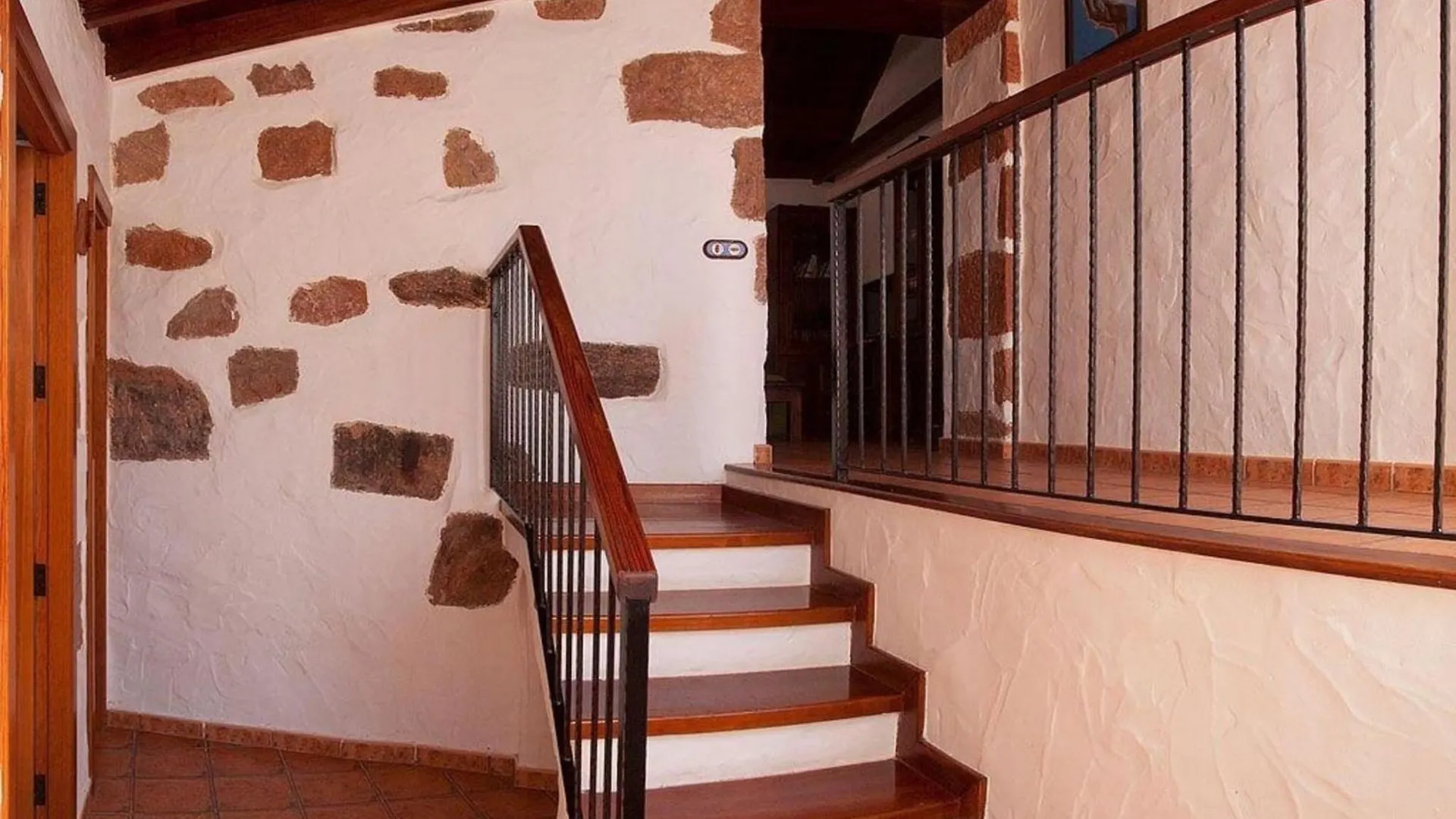 Holiday home Kanarisches Haus Mit Terrasse, Whirlpool Und Grill La Sorrueda